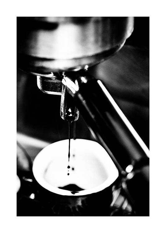  – Primo piano in bianco e nero di una macchina per caffè espresso che fa un caffè
