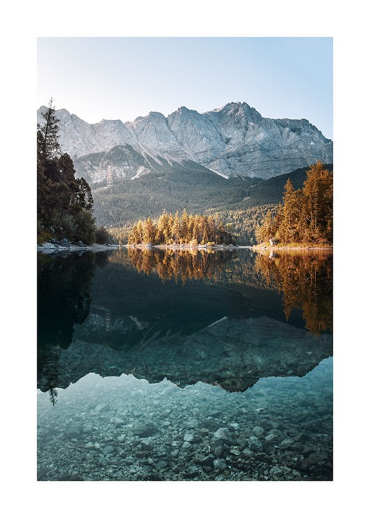  – Fotografia di montagne e alberi color ambra riflessi in un lago immobile