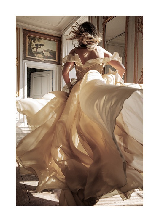  – Fotografia di una donna che corre attraverso una stanza in un abito beige, con un dipinto e specchi sullo sfondo
