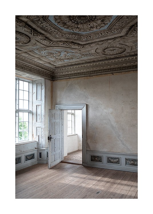  – Fotografia di una stanza in stile barocco con pareti beige e una porta bianca aperta
