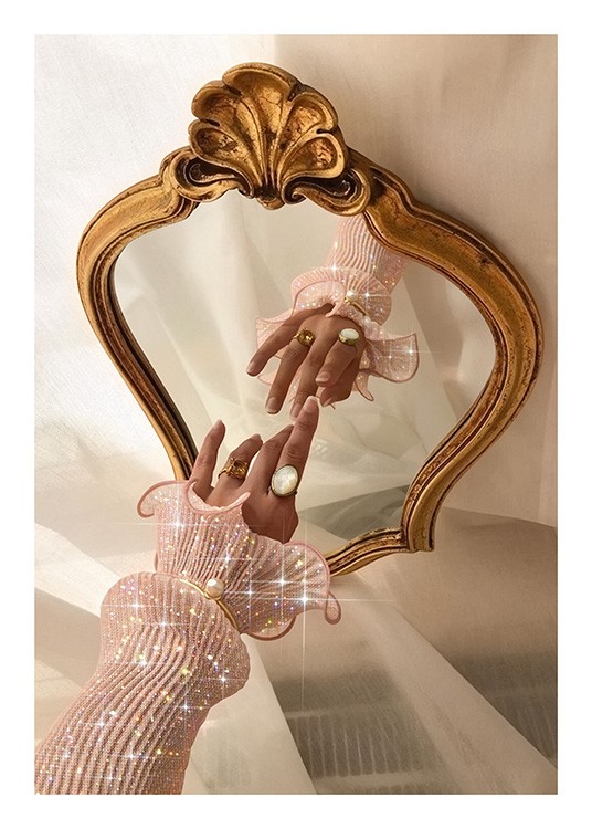  – Fotografia di un braccio infilato in una manica rosa luccicante e proteso verso uno specchio dorato