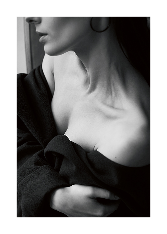  – Fotografia in bianco e nero di una donna con le spalle e il collo scoperti
