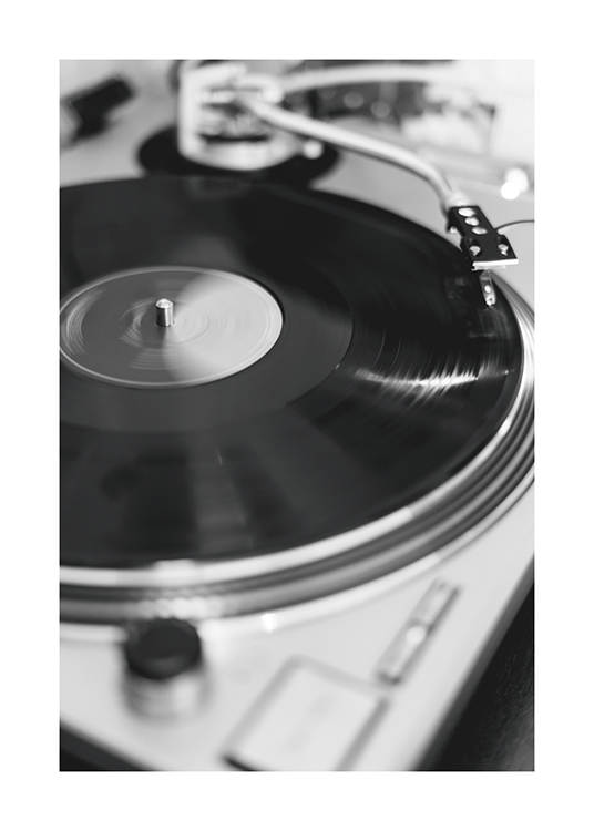  – Fotografia in bianco e nero di un giradischi con un disco in vinile