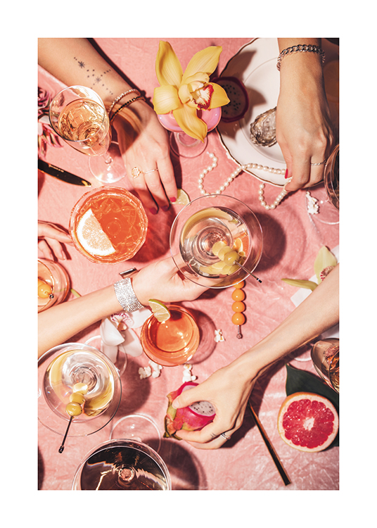  – Fotografia in tonalità pastello di un tavolo con cocktail, fiori, frutta e perle