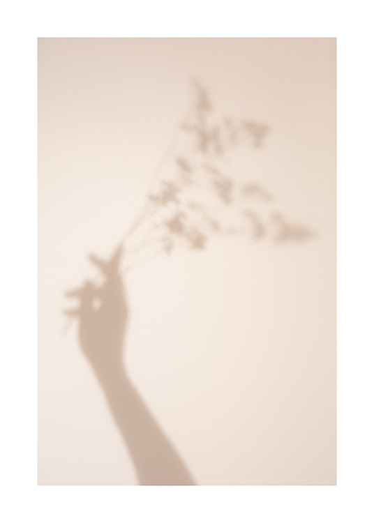  – Fotografia dell'ombra di una mano con fiori su sfondo beige chiaro