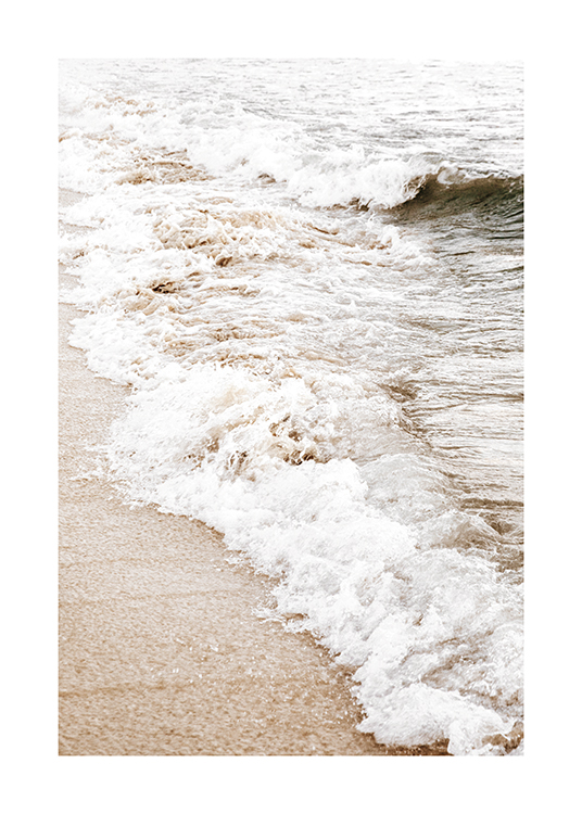  – Fotografia di una spiaggia e onde dell’oceano che la lambiscono