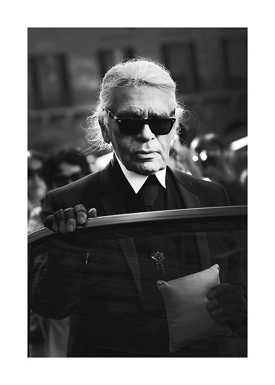  – Fotografia in bianco e nero di Karl Lagerfeld, lo stilista di moda