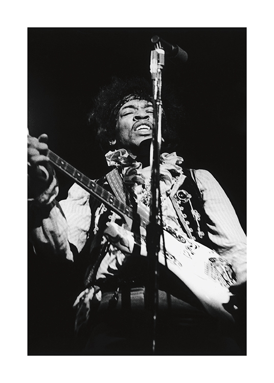  – Fotografia in bianco e nero del musicista Jimi Hendrix mentre suona la chitarra