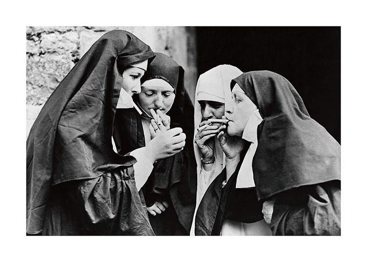  – Fotografia in bianco e nero di un gruppo di suore che fumano