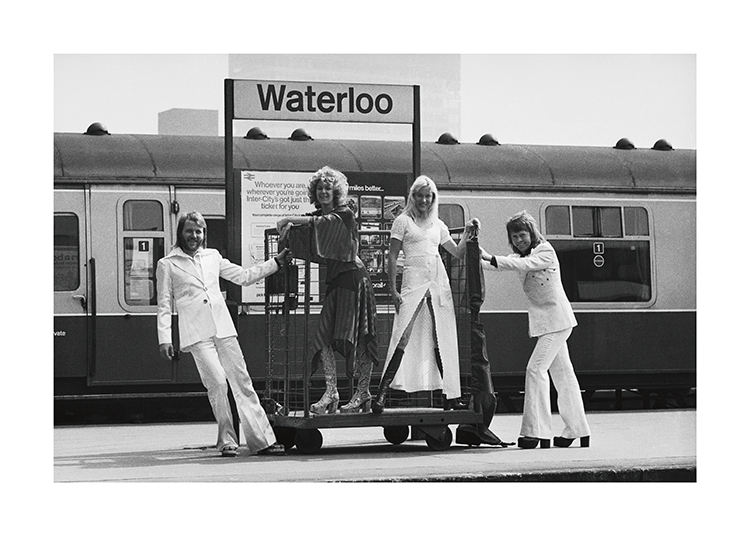  – Fotografia in bianco e nero dei membri del gruppo ABBA alla stazione di Waterloo