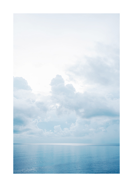  – Fotografia di un oceano blu immobile e nuvole nel cielo