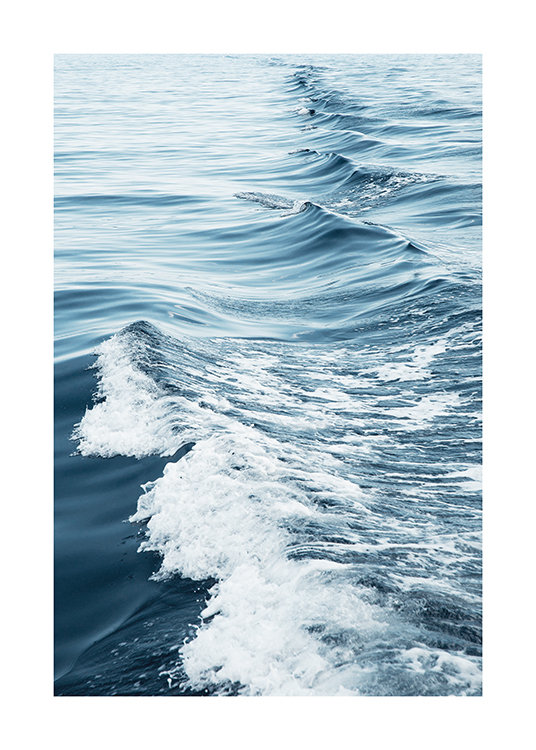  – Fotografia di un oceano con onde blu e schiuma marina