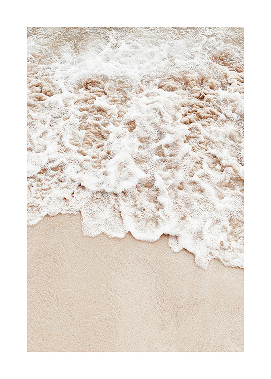  – Fotografia di schiuma marina che lambisce una spiaggia beige