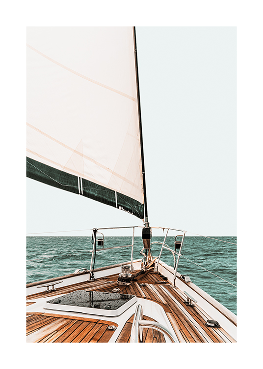  – Fotografia della prua di una barca a vela e l’oceano sullo sfondo