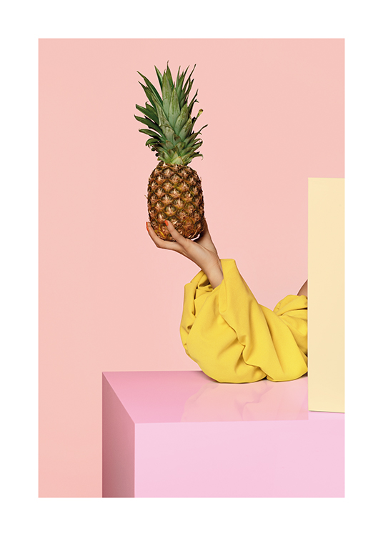 – Donna nascosta da scatole che tiene un ananas in mano su sfondo rosa chiaro
