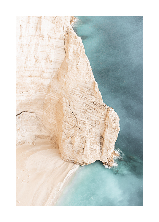  – Fotografia di una grande scogliera beige che si erge sull'oceano