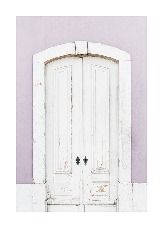  – Fotografia di una facciata viola con una porta bianca al centro