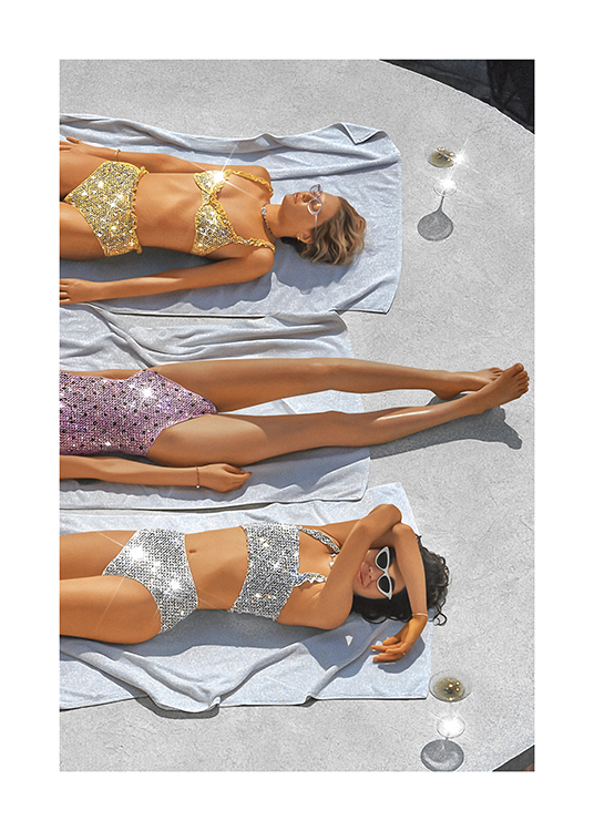  – Fotografia di donne che indossano costumi con paillettes e prendono il sole distese su asciugamani