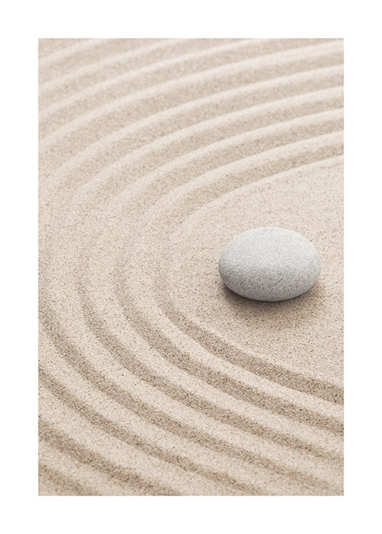  – Fotografia di sabbia con un motivo a creste e una pietra grigia sopra