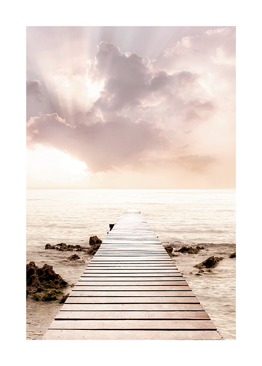  – Fotografia di un cielo lilla e rosa pastello sul mare con un molo in primo piano