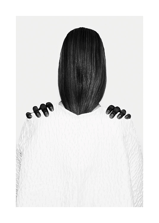 - Fotografia in bianco e nero di una donna con mani scure sulle spalle
