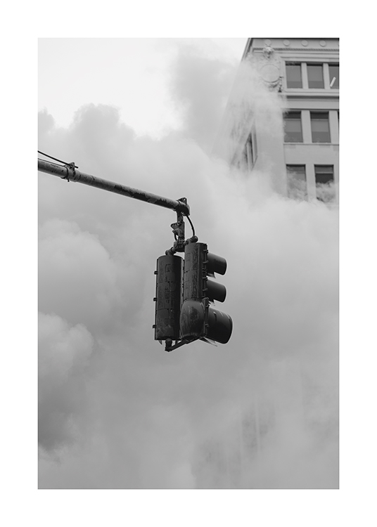  – Fotografia in bianco e nero di un semaforo davanti a un edificio e una fitta nebbia