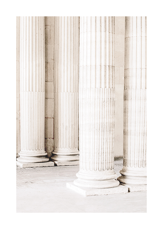  – Fotografia di grandi colonne chiare con fregi