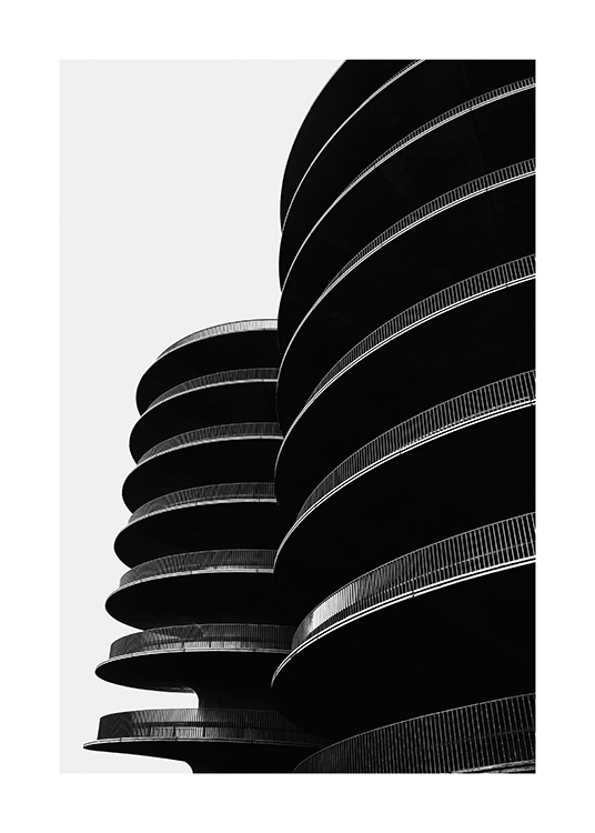  – Fotografia in bianco e nero di edifici alti con ampi balconi circolari