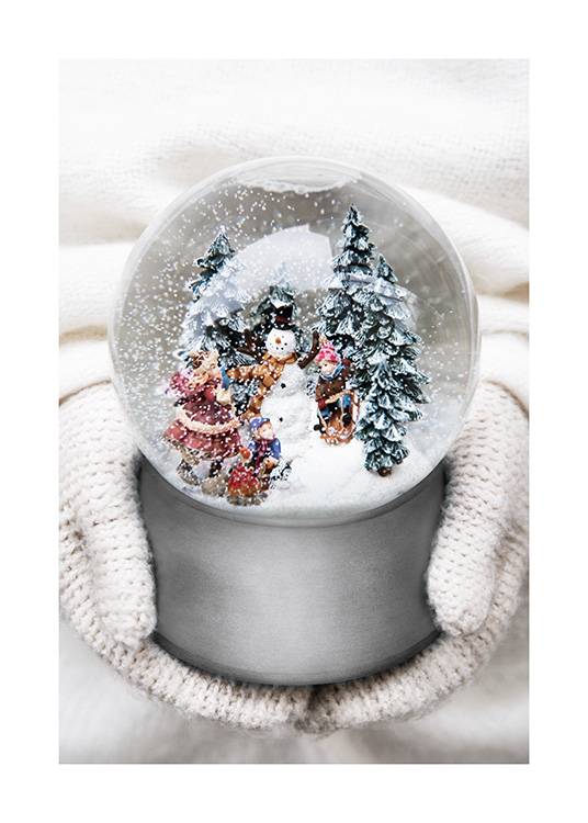  – Fotografia di una piccola palla di vetro con un pupazzo di neve, alberi e bambini all’interno
