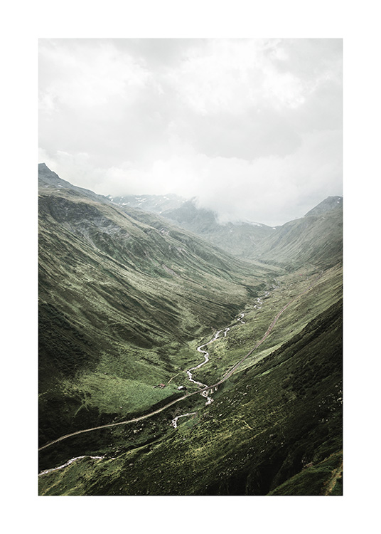  – Fotografia di un paesaggio con montagne ricoperte di vegetazione e un fiume che vi scorre al centro