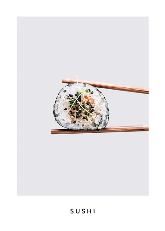  – Fotografia di due bacchette per sushi con un pezzo di sushi maki su sfondo grigio