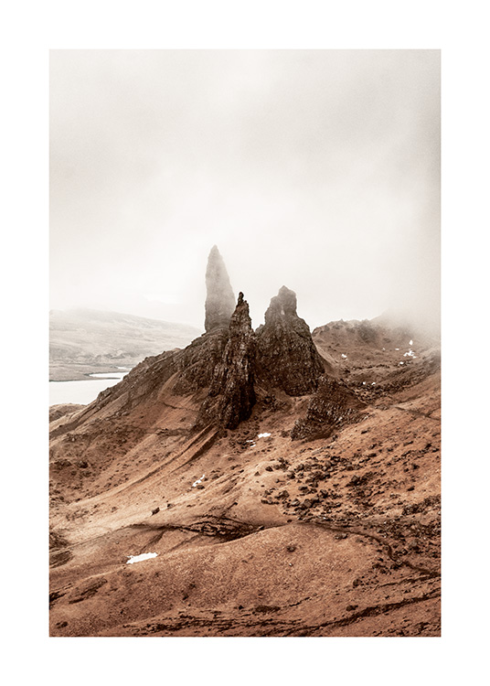  – Fotografia di un paesaggio avvolto nella nebbia con alte rocce al centro