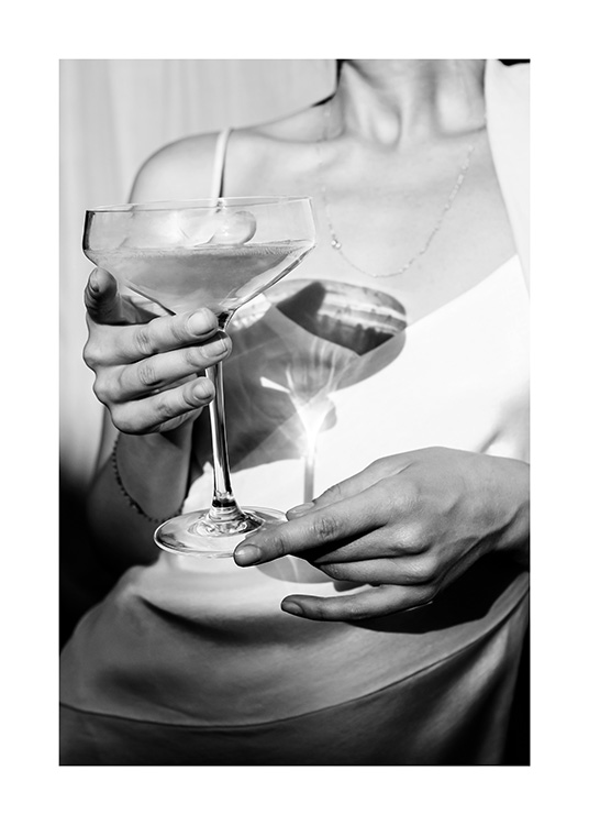  – Fotografia in bianco e nero di una donna con in mano una coppa di champagne