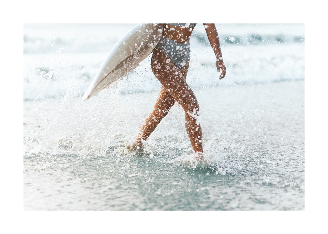 – Poster di una ragazza surfista che esce dall''acqua 