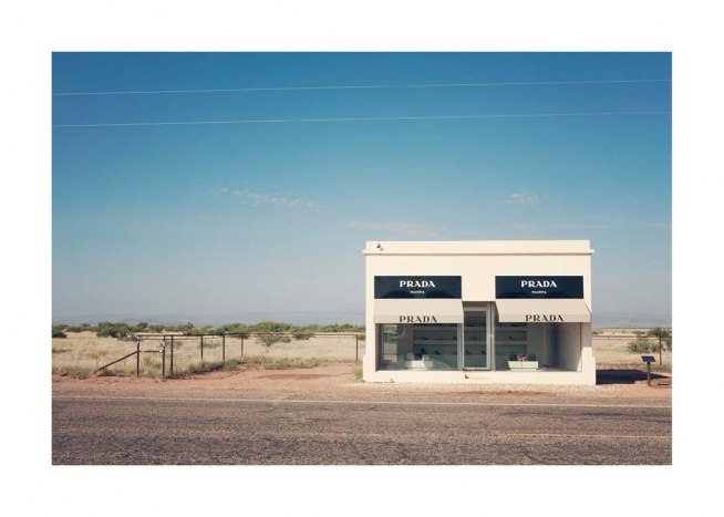  - Fotografia della scultura del finto negozio Prada Marfa situata in un deserto del Texas, Stati Uniti