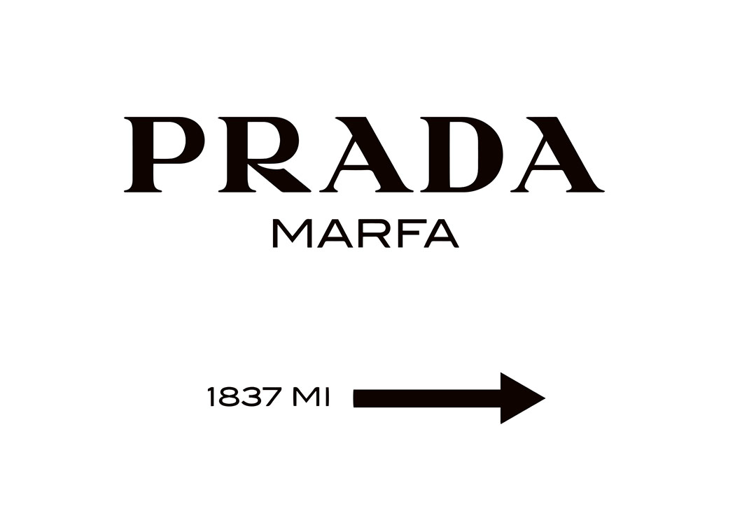  – Poster testo in bianco e nero con il logo Prada Marfa