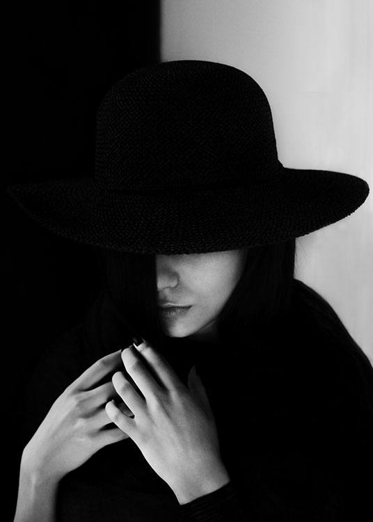 Girl With Hat Poster / Bianco e nero  presso Desenio AB (8701)