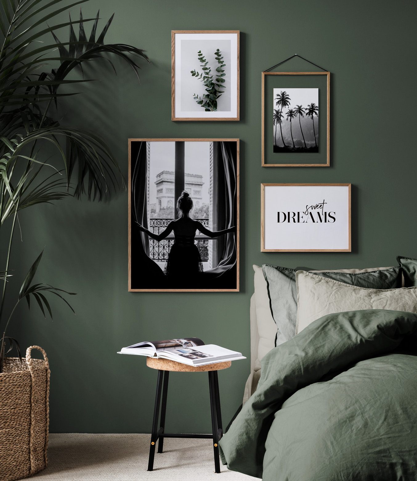 Collage in bianco e nero con cornici in rovere