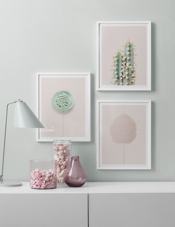 Arredo con muro verde chiaro e poster rosa
