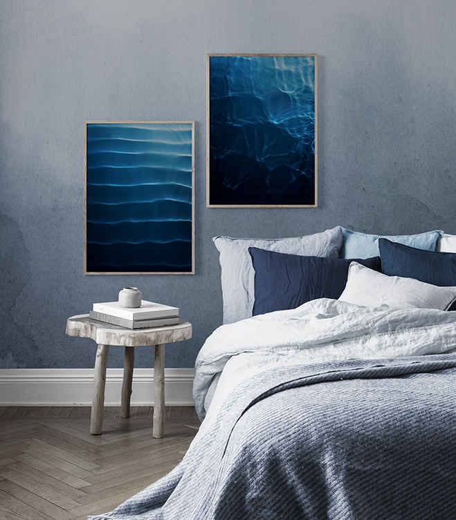 Camera da letto blu con coppia di quadri blu scuro